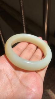 和田玉糖白手镯,正宗新疆且末糖白,油性非常足,润度也非常好肉质细腻