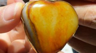 藏在金缕玉衣中的现代诗:欣赏这些独特的包金和田玉创作